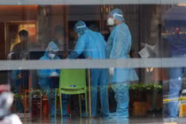 Nhân viên y tế lấy mẫu xét nghiệm tại khách sạn Sheraton (88 Đồng Khởi, quận 1, TP.HCM). Phụ bếp của khách sạn này vừa có kết quả dương tính. Ảnh: Quỳnh Danh