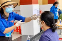 Kiểm tra trước khi tiêm chủng cho người dân - Ảnh: HCDC