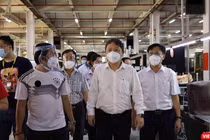 Phó chủ tịch UBND TP.HCM Dương Anh Đức kiểm tra phân xưởng sản xuất bên trong công ty PouYuen. Ảnh-Huyền Mai