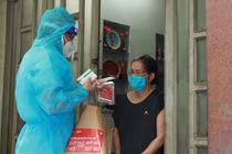Phát thuốc điều trị COVID-19 cho F0 tại nhà. Ảnh: HCDC