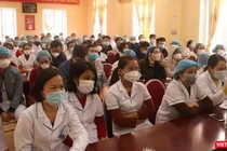 Tập huấn cho các bác sĩ và nhân viên y tế tại BV dã chiến Chí Linh (Ảnh: BYT) 