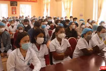 Tập huấn cho các bác sĩ và nhân viên y tế tại BV dã chiến Chí Linh (Ảnh: BYT) 