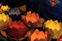 Các lực lượng thanh niên hỗ trợ Lễ thả hoa đăng tưởng niệm người mất vì COVID-19. Ảnh: Hoà Bình 