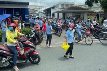 Công nhân Công ty Freetrend đột ngột ra về ngày 9-7. Ảnh: N.H