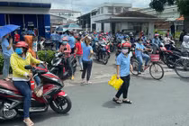 Công nhân Công ty Freetrend đột ngột ra về ngày 9-7. Ảnh: N.H