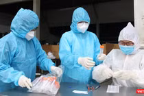Lấy mẫu xét nghiệm trong khu vực phát hiện bệnh nhân mới (Ảnh: HCDC) 