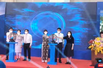 Ông Mai Hùng Dũng – Phó Chủ tịch thường trực UBND tỉnh Bình Dương cùng các lãnh đạo nhấn nút Khai trương sàn Thương mại điện tử tỉnh Bình Dương - Ảnh: Hoà Bình
