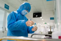 Trung tâm Y tế Vietsovpetro và Trung tâm Kiểm soát Dịch bệnh tỉnh Bà Rịa - Vũng Tàu đã lấy mẫu bệnh phẩm gửi Bệnh viện Thống Nhất, TP.HCM (Ảnh: BYT) 