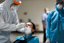 Xét nghiệm nhân viên sân bay Tân Sơn Nhất (Ảnh: BYT) 