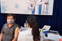 TP.HCM tiếp tục tiêm 930.000 liều vaccine COVID-19 trong khoảng 2-3 tuần liên tiếp (Ảnh: Hoà Bình) 