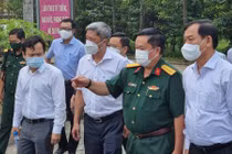 Thứ trưởng Nguyễn Trường Sơn dẫn đầu đoàn kiểm tra (Ảnh: BYT) 