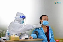 Các bác sĩ chiến đấu hết sức để giành giật sự sống cho người bệnh trong quá trình điều trị bệnh nhân COVID-19. Ảnh: HCDC