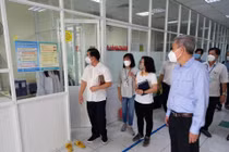 Tổ công tác Bộ Y tế khảo sát công tác bảo đảm phòng dịch tại khu vực y tế của Công ty Dệt may-Đầu tư thương mại Thành Công - Ảnh: BYT 
