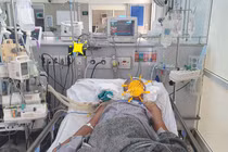 Bệnh nhân Đỗ Văn Ch. (46 tuổi, ở Tĩnh Gia, Thanh Hóa) nhập viện vào BV Bạch Mai trong tình trạng đã ngừng tim, hiện vẫn hôn mê sâu (Ảnh: BVCC) 