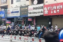 Sáng 21/8, hàng trăm người xếp hàng dài dằng dặc trước mỗi nhà thuốc, cửa hàng tiện lợi. Ảnh: Hoà Bình