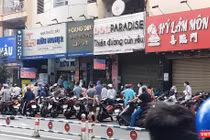 Hàng trăm người xếp hàng dài dằng dặc trước mỗi nhà thuốc ở thời điểm dịch bệnh căng thẳng tại TP.HCM. Ảnh: Hoà Bình