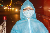 Nhân viên y tế tại chốt kiểm dịch cửa ngõ phía đông TP.HCM cầu Đồng Nai lúc 0 giờ ngày 15/5 (Ảnh: Trần Linh) 