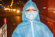 Nhân viên y tế tại chốt kiểm dịch cửa ngõ phía đông TP.HCM cầu Đồng Nai lúc 0 giờ ngày 15/5 (Ảnh: Trần Linh) 