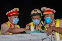 Các lực lượng phòng, chống COVID-19 tại chốt kiểm soát dịch bệnh (Ảnh: Trần Linh) 