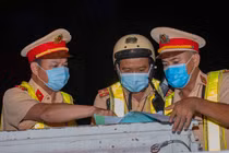 Các lực lượng phòng, chống COVID-19 tại chốt kiểm soát dịch bệnh (Ảnh: Trần Linh) 