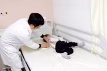 Bệnh nhi còn quá nhỏ thách thức các Bác sĩ tại BV TWQĐ 108 (Ảnh: BVCC) 