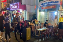 Karaoke tự phát trên phố Phạm Ngũ Lão quận 1 - Ảnh: Lê Phong