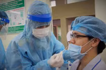 Xét nghiệm hơn 1.800 nhân viên y tế Bệnh viện Quân Y 175 (Ảnh: Trần Chính)