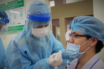 Xét nghiệm hơn 1.800 nhân viên y tế Bệnh viện Quân Y 175 (Ảnh: Trần Chính)