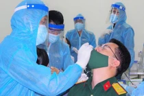 Việc xét nghiệm 1.800 nhân viên của Bệnh viện Quân y 175 kéo dài xuyên đêm 8/2 - Ảnh: Trần Chính