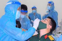 Việc xét nghiệm 1.800 nhân viên của Bệnh viện Quân y 175 kéo dài xuyên đêm 8/2 - Ảnh: Trần Chính