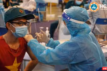 Công tác tiêm vaccine phòng COVID-19 mở rộng cho các đối tượng thuộc Mặt trận Tổ quốc, Hội phụ nữ, dân quân tự vệ (Ảnh: HCDC) 