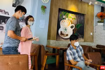 Khách đến quán bún phở, cà phê đều phải khai báo y tế, thực hiện 5K. Ảnh: Hoà Bình