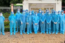 Các tình nguyện viên đầu tiên đến từ DHA healthcare đã có mặt tại Trung tâm y tế huyện Hóc Môn để tham gia chương trình ATM Nhân lực tiêm vaccine