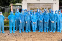 Các tình nguyện viên đầu tiên đến từ DHA healthcare đã có mặt tại Trung tâm y tế huyện Hóc Môn để tham gia chương trình ATM Nhân lực tiêm vaccine