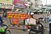 Chỉ những người có giấy đi đường mới được vào Vùng bình thường mới Quận 7 (Ảnh: Nguyên Anh) 