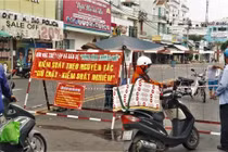 Chỉ những người có giấy đi đường mới được vào Vùng bình thường mới Quận 7 (Ảnh: Nguyên Anh) 