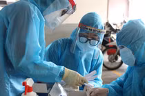Lấy mẫu xét nghiệm trong vùng phong toả vì BN COVID-19 (Ảnh: HCDC) 