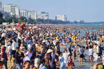 Bãi biển Vũng Tàu rất đông du khách về vui chơi trong dịp nghỉ lễ - Ảnh: VNN