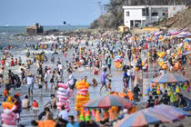 Cơ quan chức năng TP Vũng Tàu mới chỉ nhắc nhở chứ chưa phạt người không đeo khẩu trang - Ảnh: Zing 