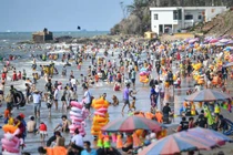 Cơ quan chức năng TP Vũng Tàu mới chỉ nhắc nhở chứ chưa phạt người không đeo khẩu trang - Ảnh: Zing 