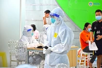 Trong lúc toàn bộ hệ thống y tế điều trị COVID-19 đều quá tải, việc hàng ngàn bệnh nhân được xuất viện là tin vui và nguồn động lực để các "chiến binh" áo trắng tiếp tục "chiến đấu" - Ảnh: HCDC 