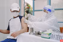 Người đến TP.HCM sẽ được tiêm vaccine ngừa COVID-19 nếu chưa thực hiện đủ nghĩa vụ này. Ảnh: HCDC 