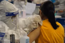 Tiêm chủng COVID-19 trên địa bàn TP.HCM. Ảnh: HCDC