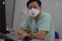 TS.BS Lưu Quang Thuỳ - Phó Giám đốc Trung tâm Gây mê và Hồi sức ngoại khoa (Bệnh viện Hữu nghị Việt Đức), Phó Giám đốc điều hành Trung tâm Hồi sức tích cực người bệnh COVID-19 (trực thuộc Bệnh viện Việt Đức tại TP.HCM). Ảnh: Hoà Bình