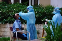 Lấy mẫu xét nghiệm toàn bộ cư dân block A1 chung cư Sunview Town - Ảnh: Phạm Nguyễn