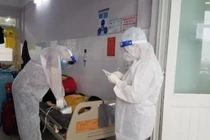 Cấp cứu bệnh nhân COVID-19 trong tâm dịch TP.HCM (Ảnh: HCDC) 