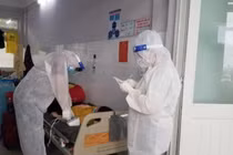 Cấp cứu bệnh nhân COVID-19 trong tâm dịch TP.HCM (Ảnh: HCDC) 