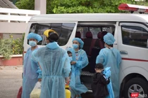 Xe cấp cứu miệt mài vận chuyển F0 đi cách ly điều trị cả ngày lẫn đêm - Ảnh: HCDC