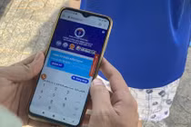 Người dân TP.HCM khai báo y tế điện tử khi đi chợ (Ảnh: LĐ) 