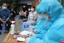 Điều tra dịch tễ và lấy mẫu xét nghiệm cư dân trong vùng phát hiện bệnh nhân - Ảnh: CDC TP.HCM